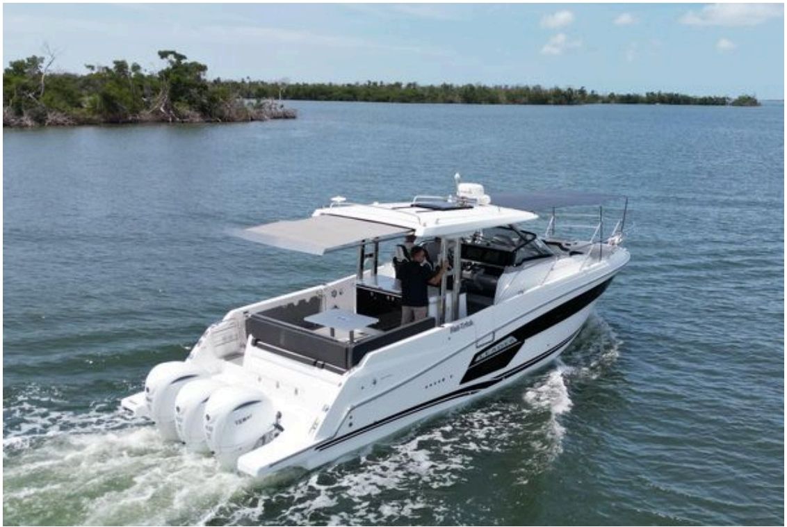 Leader 12.5 WA underway with triple outboards visible